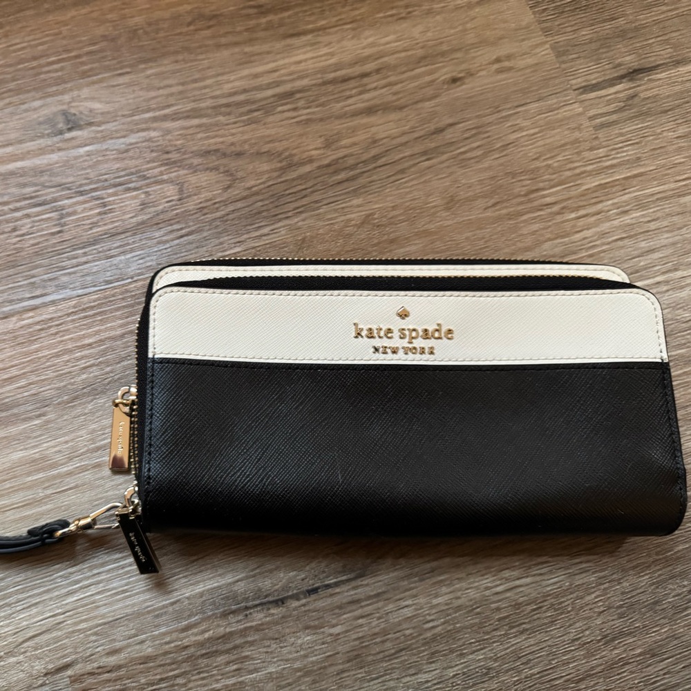 Kate Spade Black and Cream Wristlet